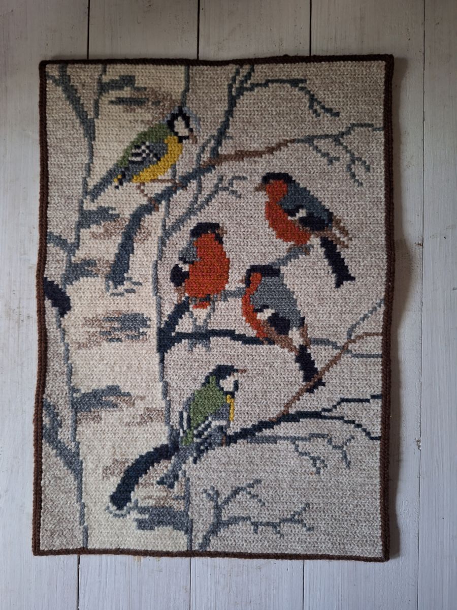 Wandkleed borduur met vogels in berken boom